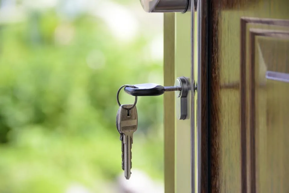 Chìa khóa cắm trên ổ khóa cửa nhà